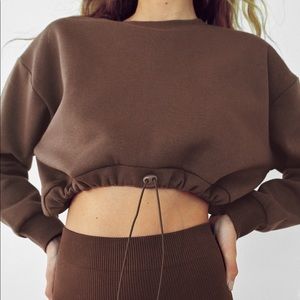 LIMITLESS CONTOUR COLLECTION CROPPED SWEATSHIRT